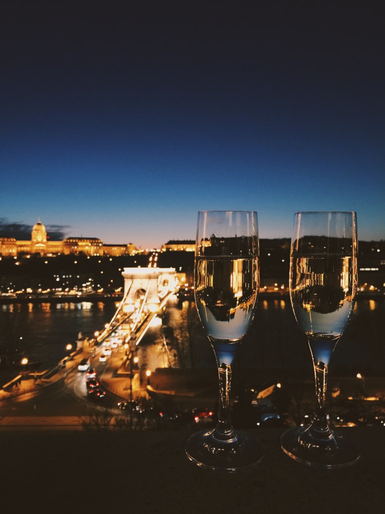 4Seasons - champagne and view