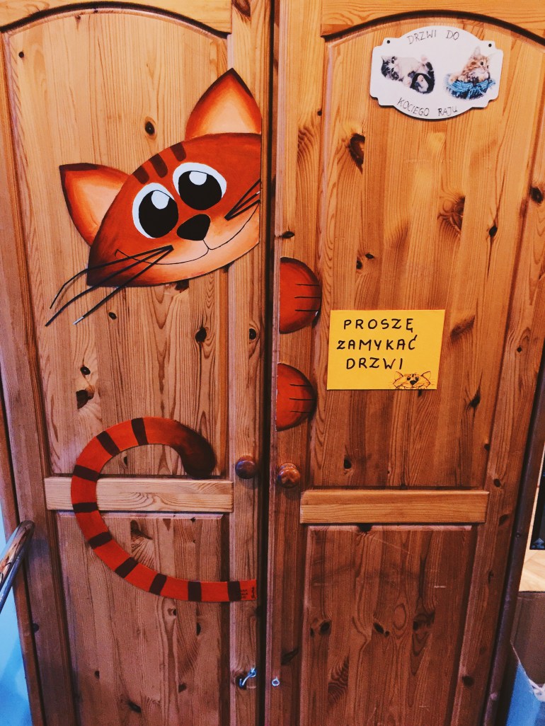 Kitty coffee - wardrobe entrance