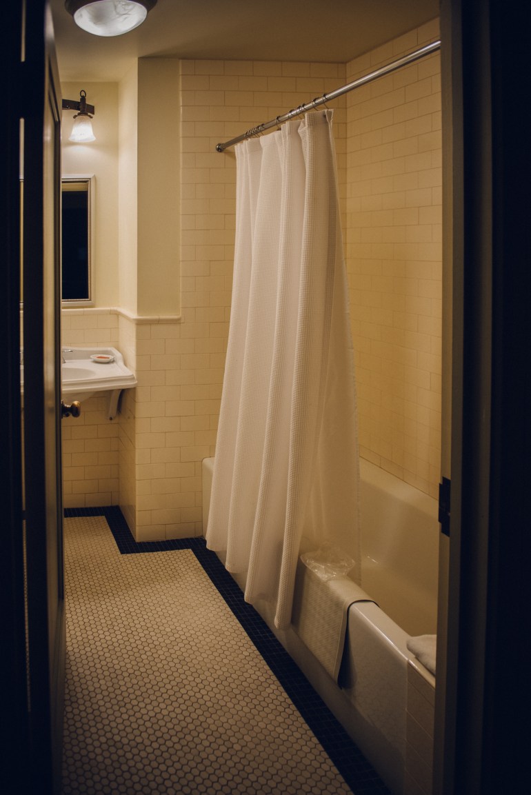 Majestic Yosemite Hotel bathroom