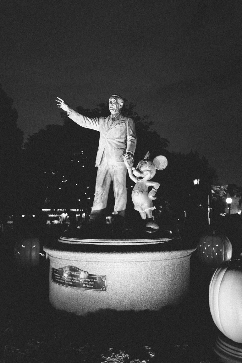 Mickey's Halloween Party - partners statue